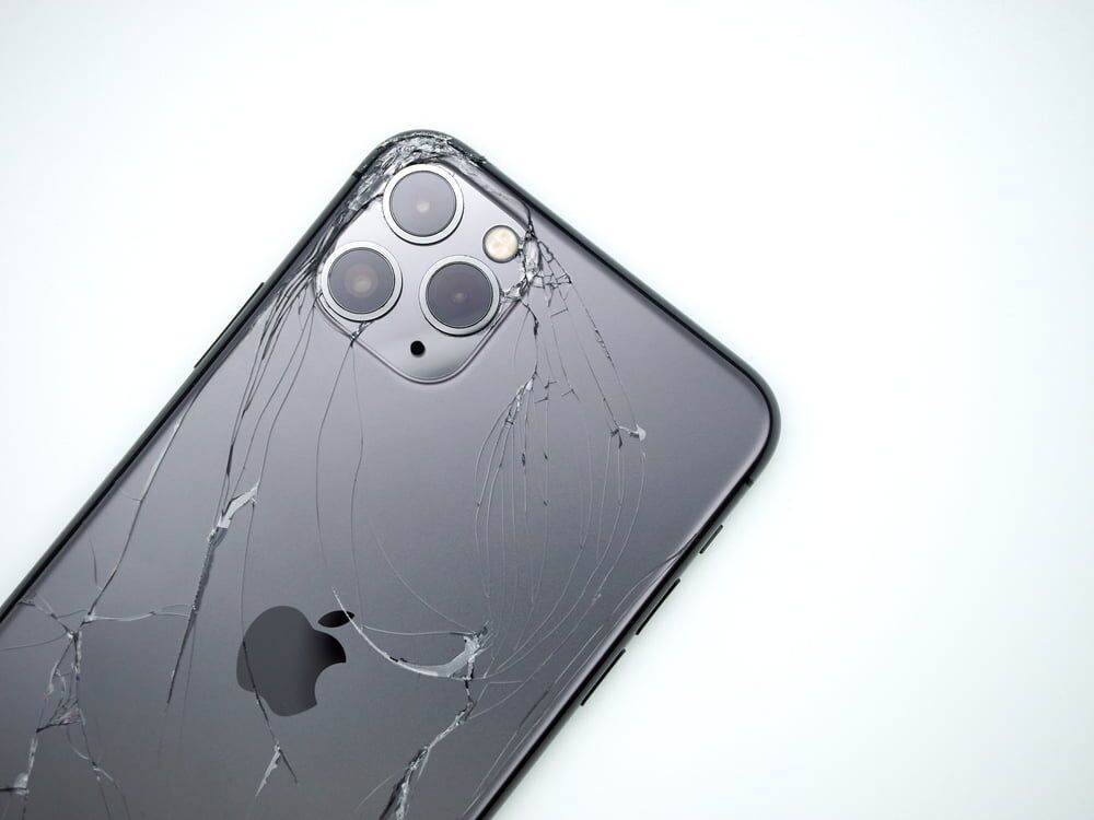 Anyone having issues with the iPhone 14 pro camera lens cracking